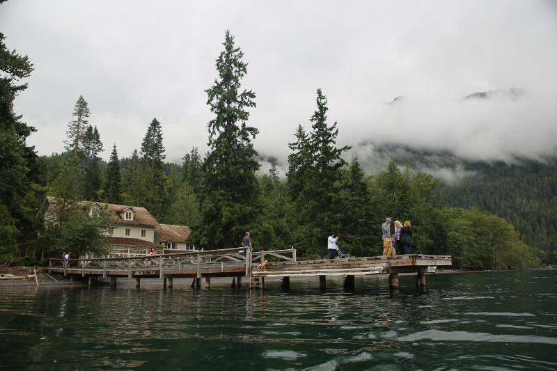 lake crescent canoe 划獨木舟經過 Lake Crescent Lodge, 餐廳就在裡面